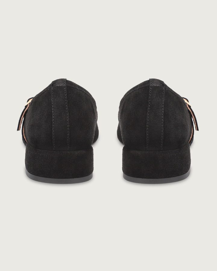 Zapato Sena tipo Mary Jane en cuero gamuza negro con correa ajustable, pasador metálico y taco de 4 cm, calzado artesanal hecho en España.