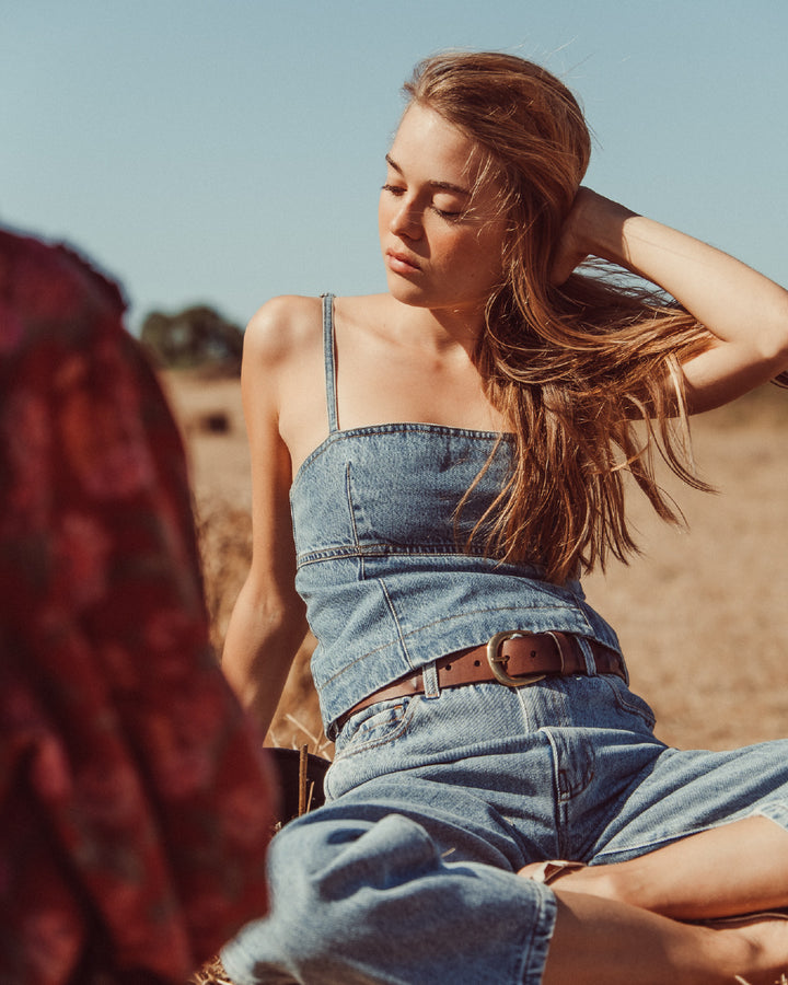 Top Bubble de denim azul con tirantes de pabilo, musculosa de mezclilla estilo casual y sostenible para mujer Chile.