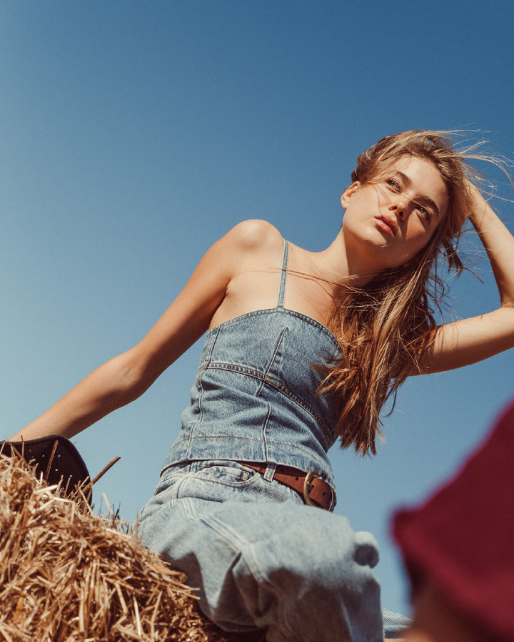 Top Bubble de denim azul con tirantes de pabilo, musculosa de mezclilla estilo casual y sostenible para mujer Chile.