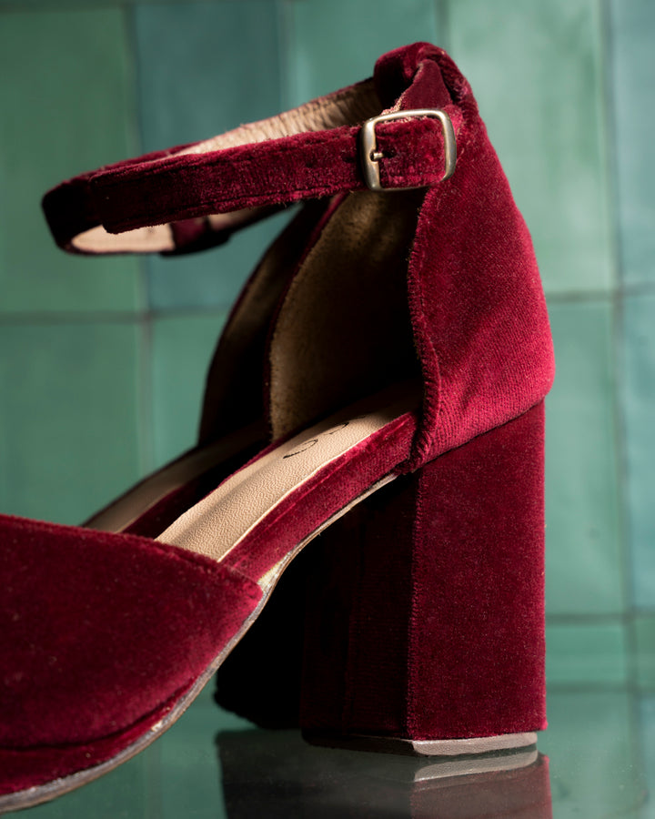Zapato Diana de terciopelo burdeo con diseño en punta, pulsera al talón y taco de 8 cm, calzado de fiesta artesanal hecho a mano en Chile.