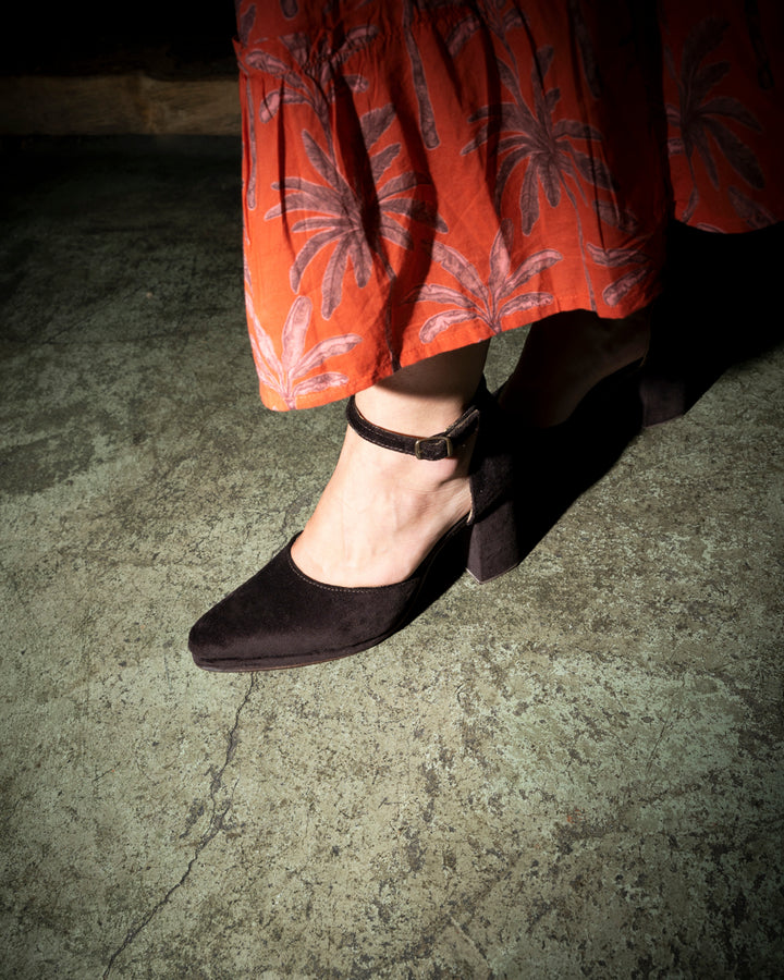 Zapato Diana de terciopelo color café con punta fina, pulsera al talón y taco de 8 cm, calzado de fiesta artesanal hecho a mano en Chile.