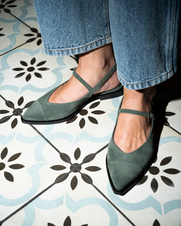 Zapato Renata de cuero gamuza color kaki con diseño de punta fina, tiras con hebillas ajustables y taco de 2 cm, hecho en Italia con suela de cuero.