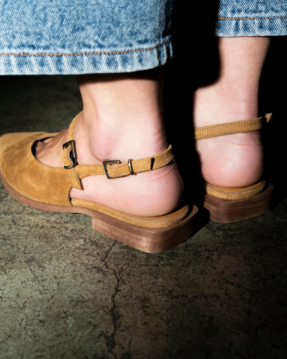 Zapato Renata de cuero gamuza color camel con punta fina, tiras con hebillas metálicas y taco de 2 cm, calzado artesanal hecho en Italia con suela de cuero.