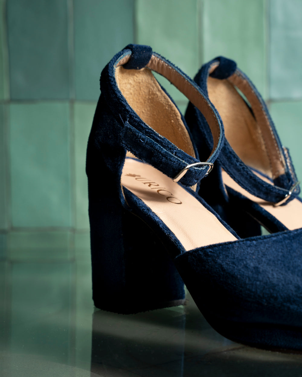 Zapato Diana de terciopelo azul con diseño en punta, pulsera al talón y taco de 8 cm, calzado de fiesta artesanal hecho a mano en Chile.