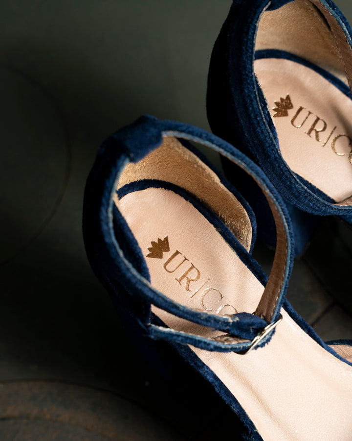 Zapato Diana de terciopelo azul con diseño en punta, pulsera al talón y taco de 8 cm, calzado de fiesta artesanal hecho a mano en Chile.