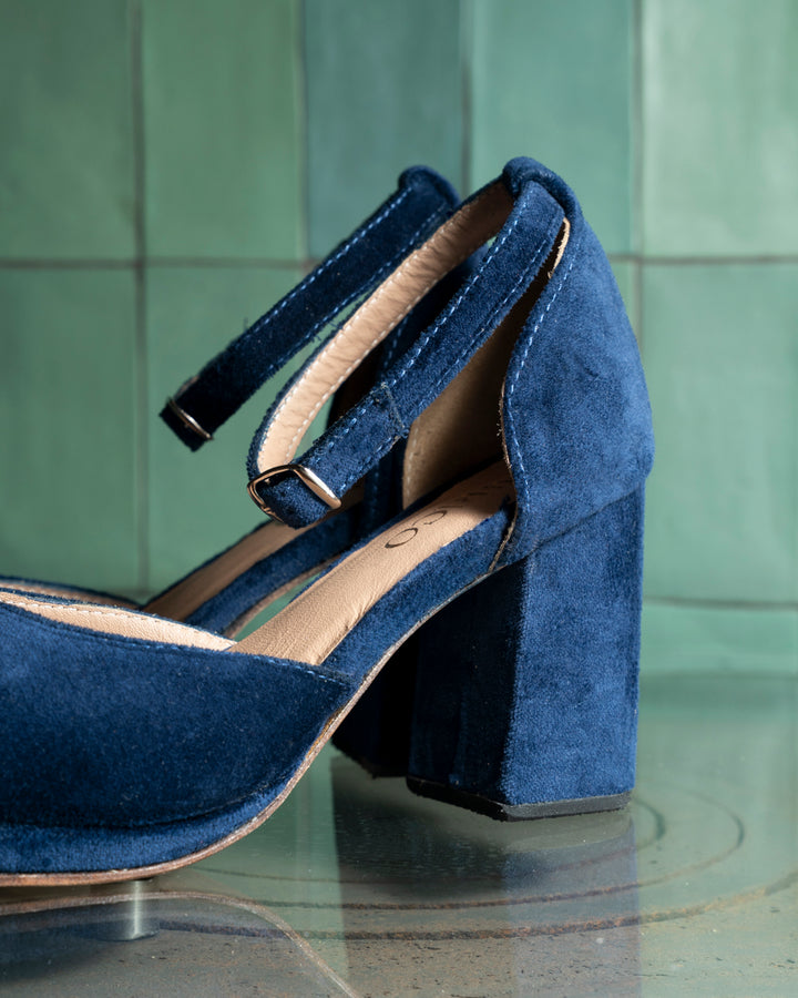 Zapato Diana de terciopelo azul con diseño en punta, pulsera al talón y taco de 8 cm, calzado de fiesta artesanal hecho a mano en Chile.