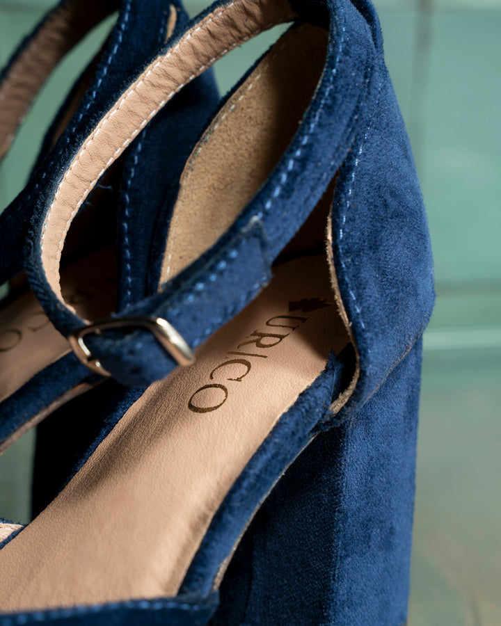 Zapato Diana de terciopelo azul con diseño en punta, pulsera al talón y taco de 8 cm, calzado de fiesta artesanal hecho a mano en Chile.