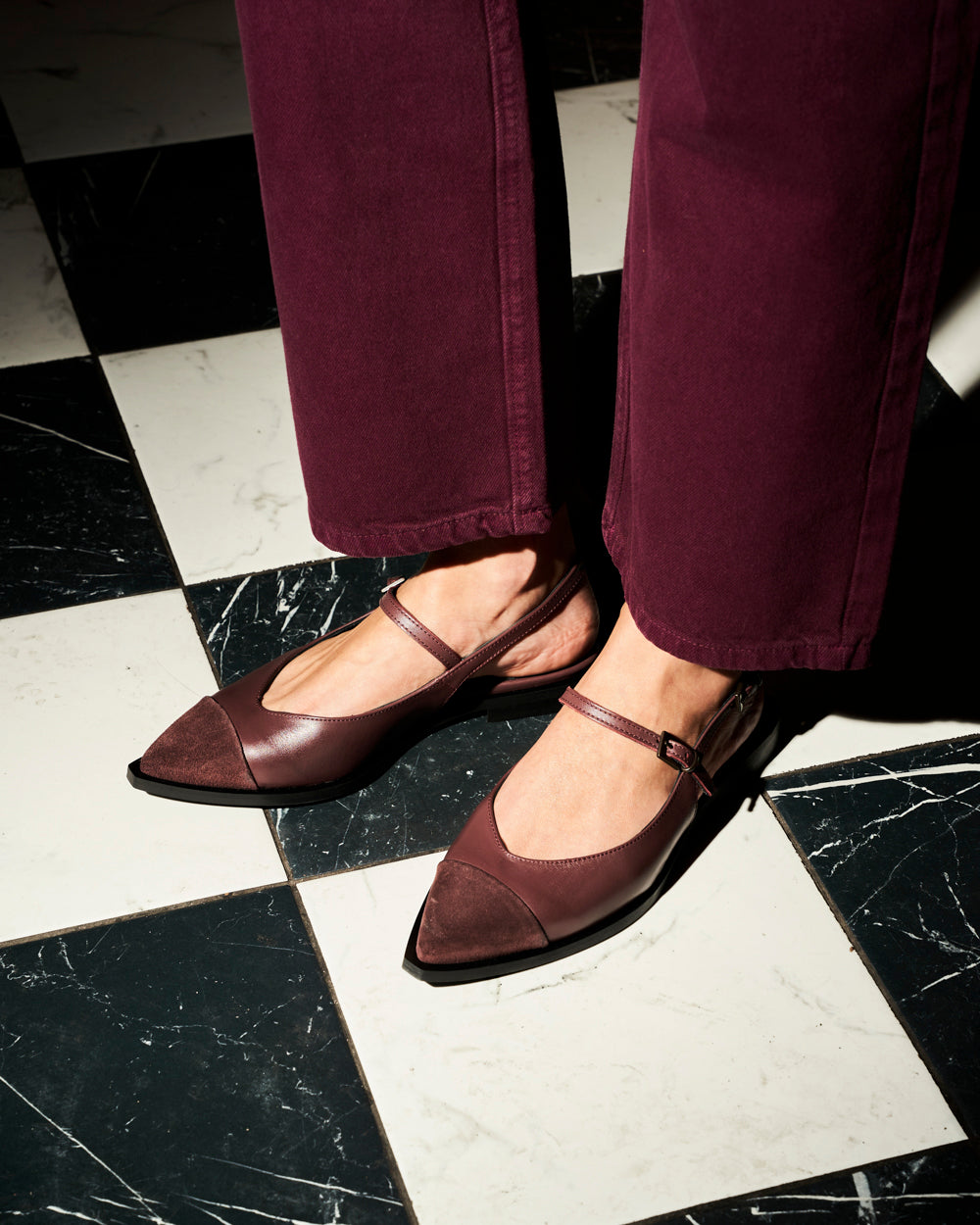 Zapato Renata de cuero liso y gamuza color burdeo con punta fina, tiras con hebillas ajustables y taco de 2 cm, artesanal hecho en Italia con suela de cuero.