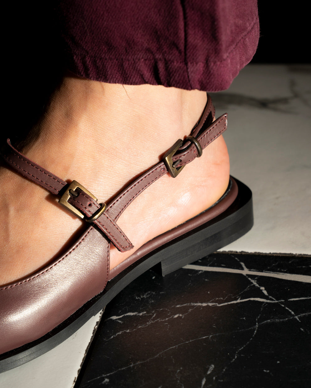 Zapato Renata de cuero liso y gamuza color burdeo con punta fina, tiras con hebillas ajustables y taco de 2 cm, artesanal hecho en Italia con suela de cuero.