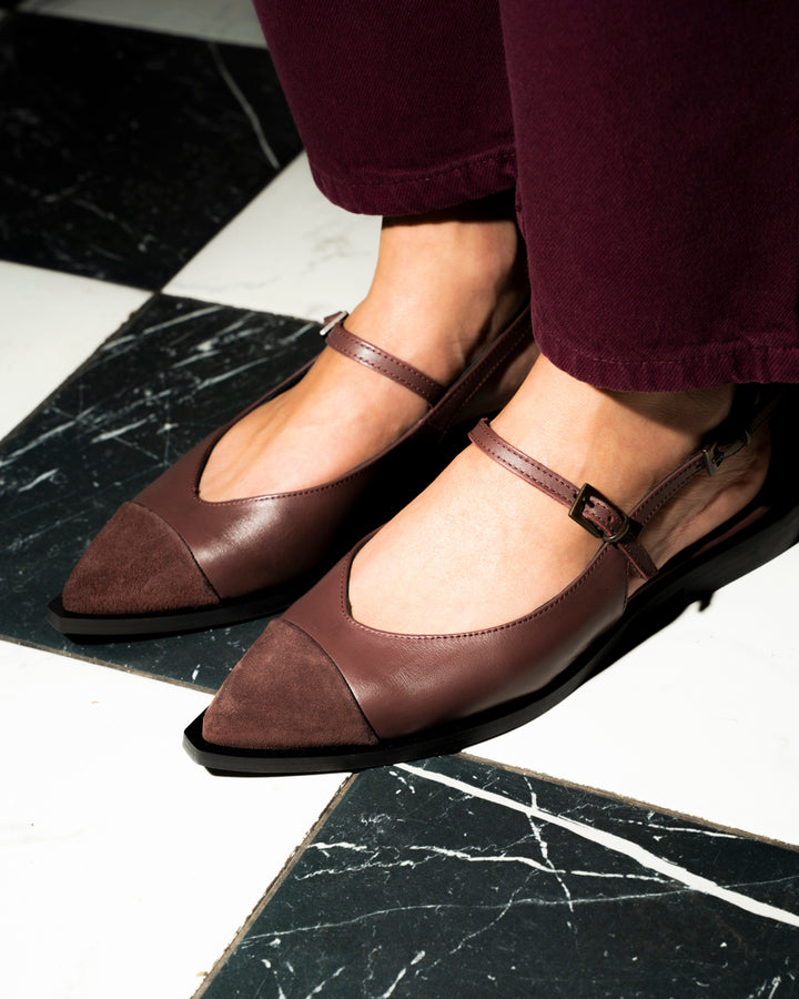 Zapato Renata de cuero liso y gamuza color burdeo con punta fina, tiras con hebillas ajustables y taco de 2 cm, artesanal hecho en Italia con suela de cuero.