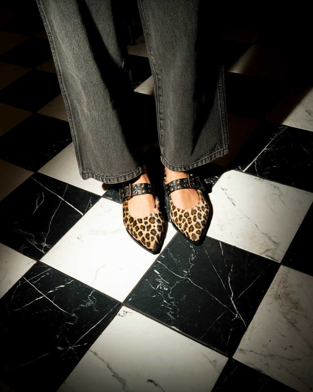 Zapato Lourdes de cuero peludo con print de leopardo y tachas metálicas, diseño en punta y taco de madera de 2 cm, artesanal hecho en Italia.