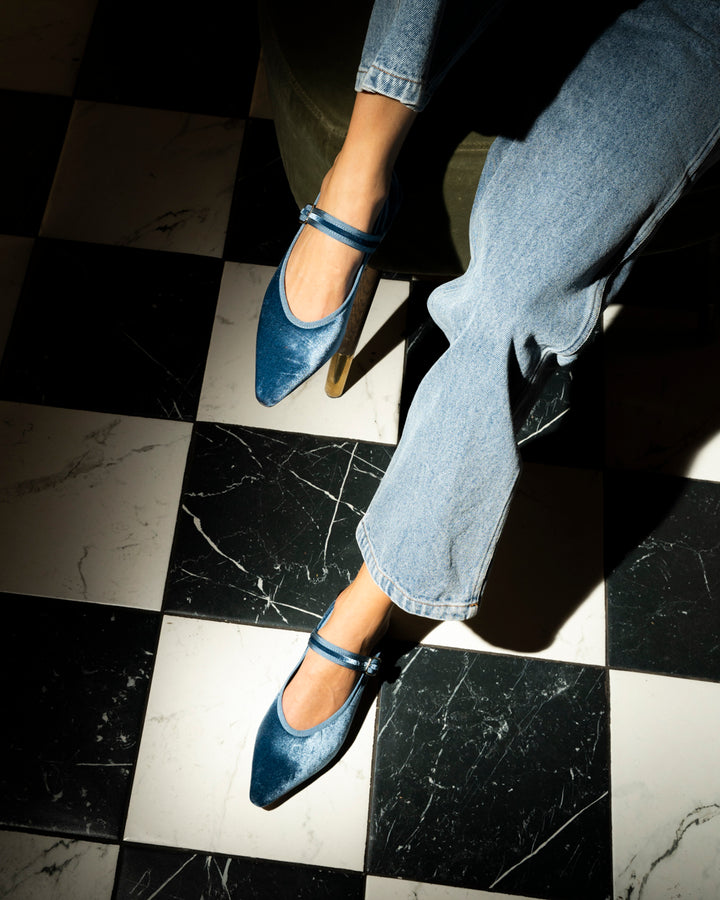 Ballerina Jane de velvet color jeans con pulsera al tobillo y vivo a tono, calzado romántico artesanal hecho en España.