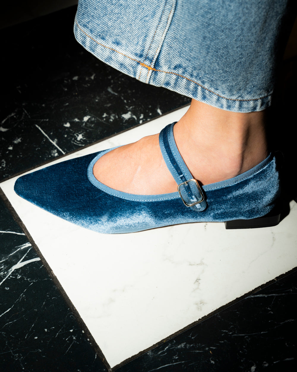 Ballerina Jane de velvet color jeans con pulsera al tobillo y vivo a tono, calzado romántico artesanal hecho en España.