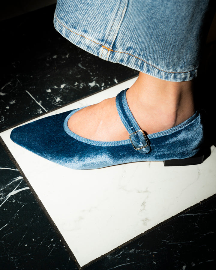 Ballerina Jane de velvet color jeans con pulsera al tobillo y vivo a tono, calzado romántico artesanal hecho en España.