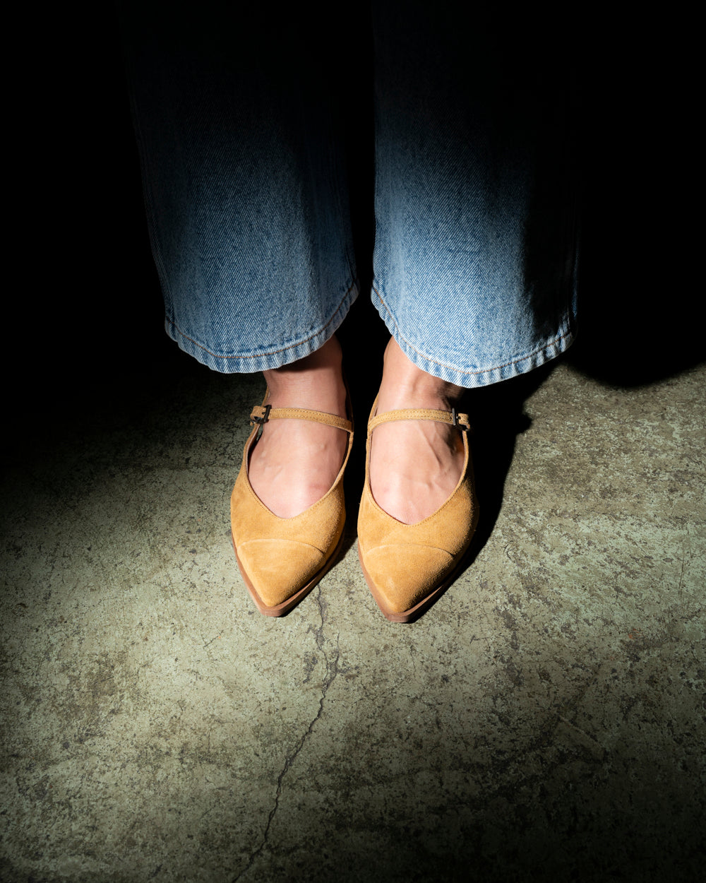 Zapato Renata de cuero gamuza color camel con punta fina, tiras con hebillas metálicas y taco de 2 cm, calzado artesanal hecho en Italia con suela de cuero.