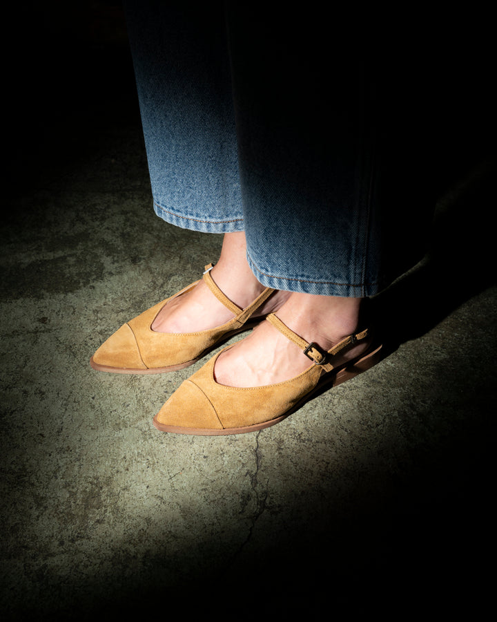 Zapato Renata de cuero gamuza color camel con punta fina, tiras con hebillas metálicas y taco de 2 cm, calzado artesanal hecho en Italia con suela de cuero.