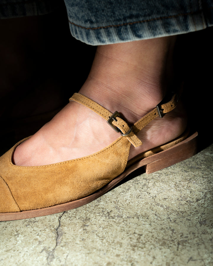 Zapato Renata de cuero gamuza color camel con punta fina, tiras con hebillas metálicas y taco de 2 cm, calzado artesanal hecho en Italia con suela de cuero.