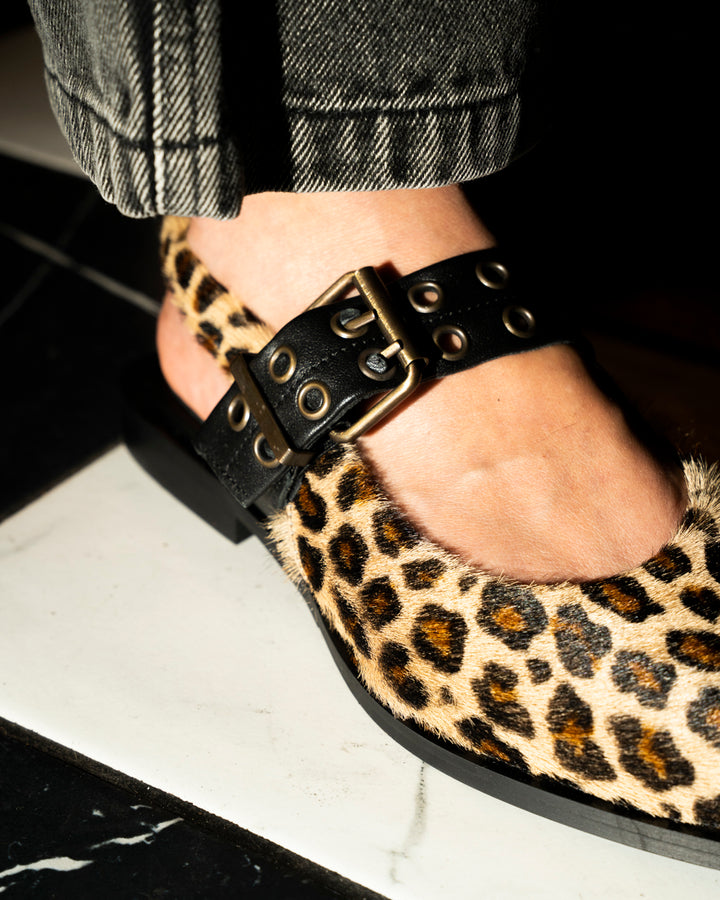 Zapato Lourdes de cuero peludo con print de leopardo y tachas metálicas, diseño en punta y taco de madera de 2 cm, artesanal hecho en Italia.