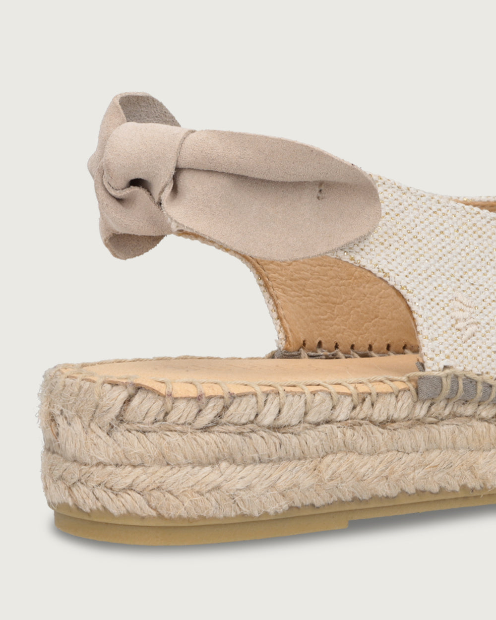 Alpargata Verona romántica de lona crudo con brillos, cinta en el talón y suela de yute (4cm), calzado artesanal hecho en España.
