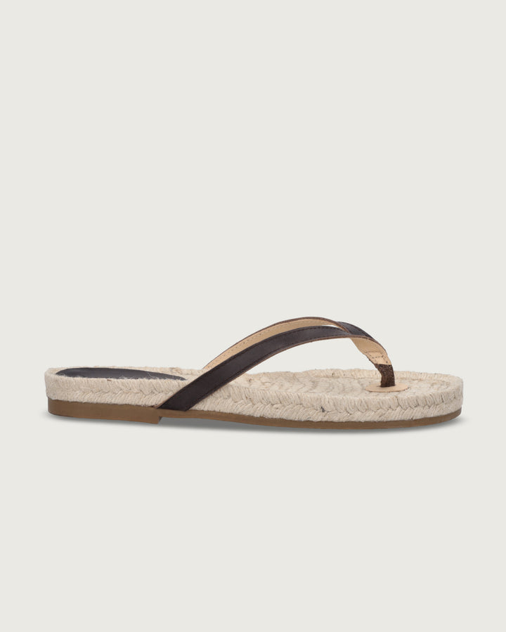 Sandalia de cuero café con tira simple y suela de yute 100% natural (2.5 cm), calzado atemporal hecho en España.