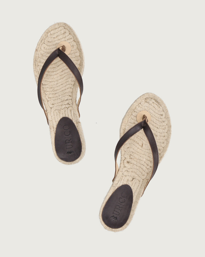 Sandalia de cuero café con tira simple y suela de yute 100% natural (2.5 cm), calzado atemporal hecho en España.