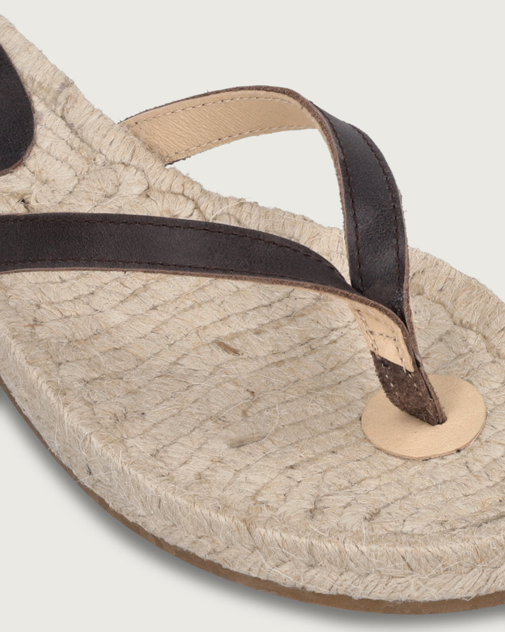 Sandalia de cuero café con tira simple y suela de yute 100% natural (2.5 cm), calzado atemporal hecho en España.