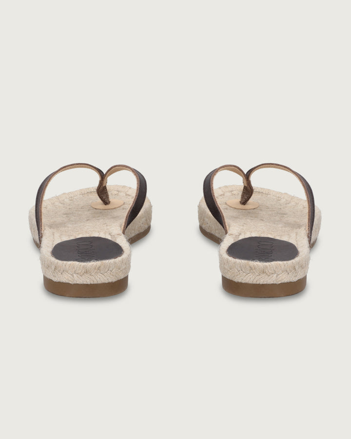 Sandalia de cuero café con tira simple y suela de yute 100% natural (2.5 cm), calzado atemporal hecho en España.
