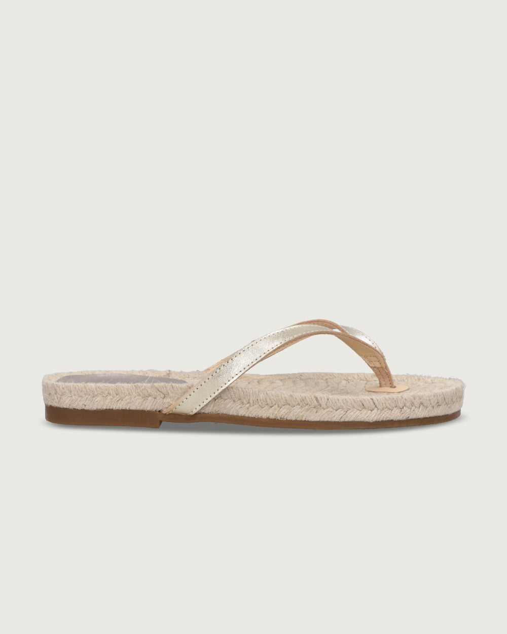 Sandalia de cuero dorado con tira simple y suela de yute 100% natural (2.5 cm), calzado atemporal hecho en España.