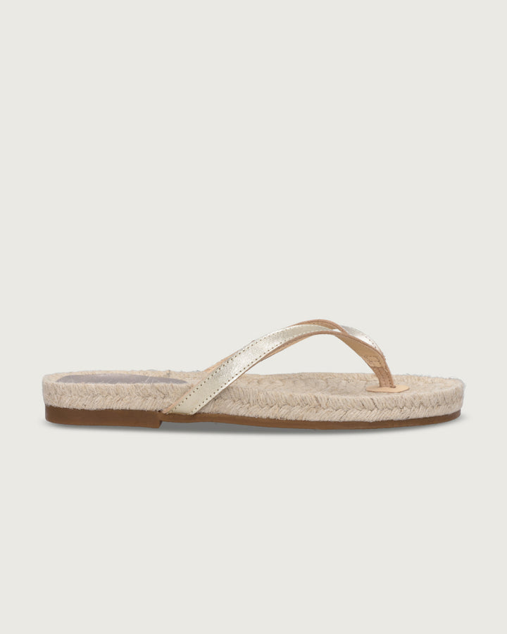 Sandalia de cuero dorado con tira simple y suela de yute 100% natural (2.5 cm), calzado atemporal hecho en España.