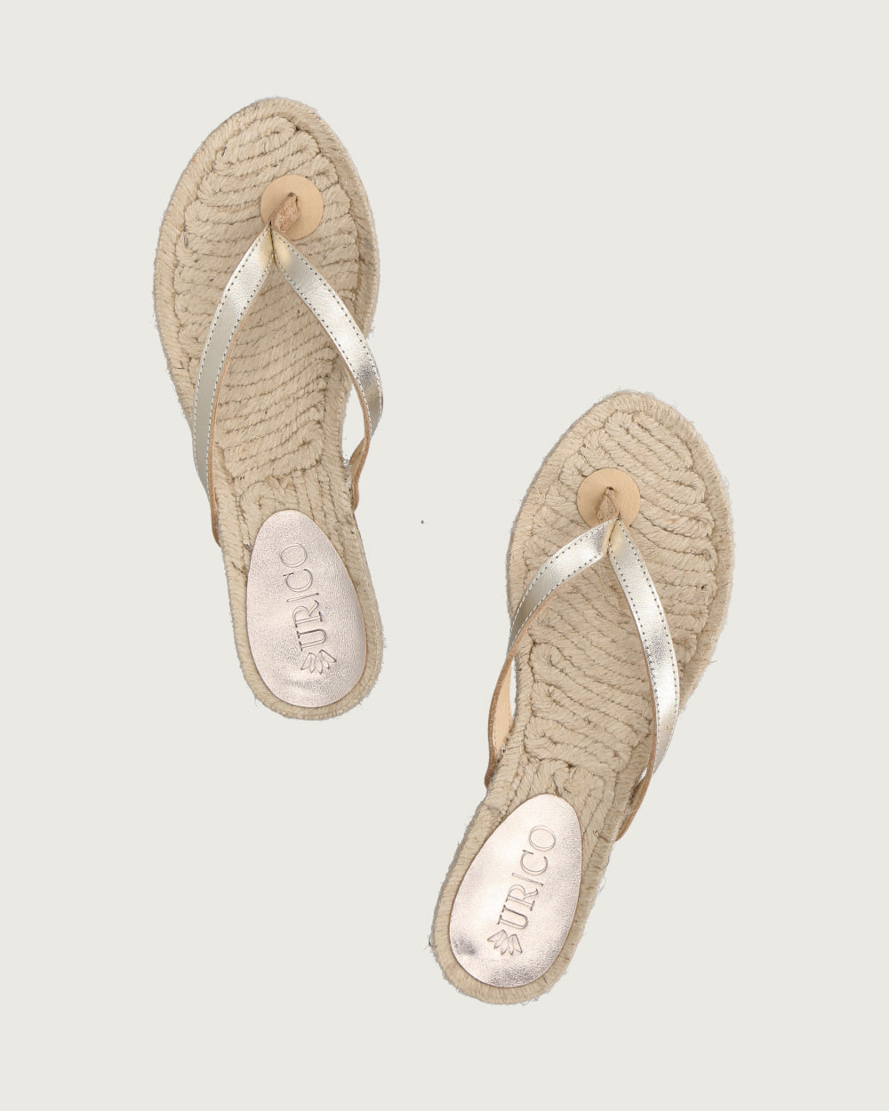 Sandalia de cuero dorado con tira simple y suela de yute 100% natural (2.5 cm), calzado atemporal hecho en España.