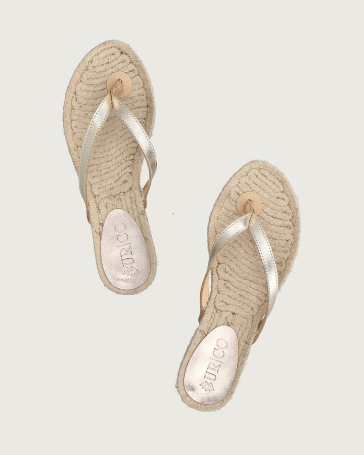 Sandalia de cuero dorado con tira simple y suela de yute 100% natural (2.5 cm), calzado atemporal hecho en España.