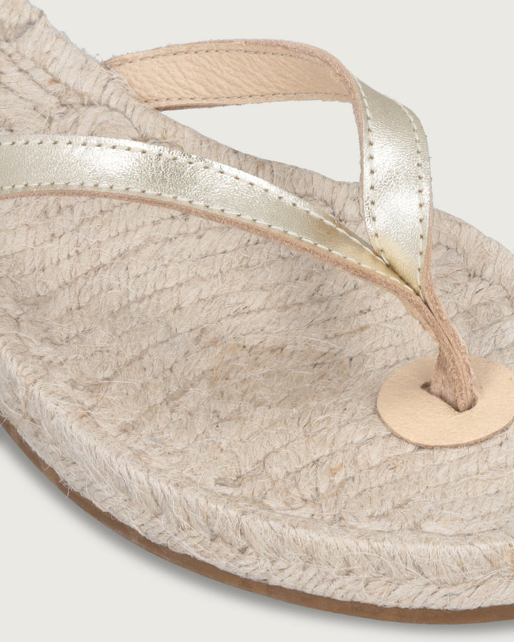 Sandalia de cuero dorado con tira simple y suela de yute 100% natural (2.5 cm), calzado atemporal hecho en España.
