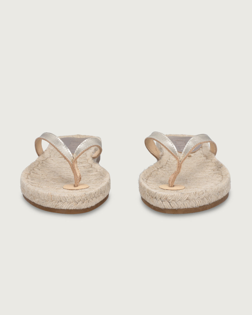 Sandalia de cuero dorado con tira simple y suela de yute 100% natural (2.5 cm), calzado atemporal hecho en España.