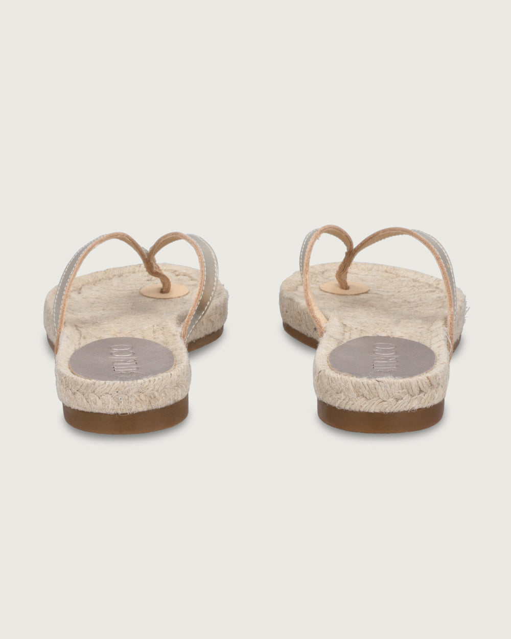 Sandalia de cuero dorado con tira simple y suela de yute 100% natural (2.5 cm), calzado atemporal hecho en España.