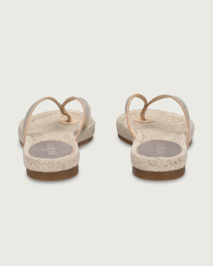 Sandalia de cuero dorado con tira simple y suela de yute 100% natural (2.5 cm), calzado atemporal hecho en España.