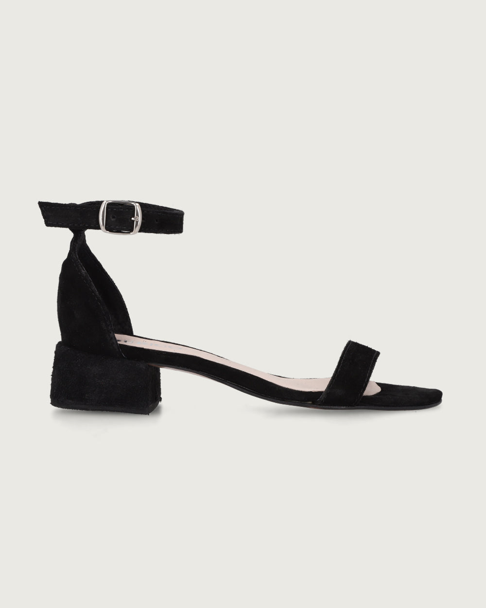 Zapato Pérgola de gamuza natural con pulsera al tobillo y taco de 4 cm, calzado artesanal hecho a mano en Chile.