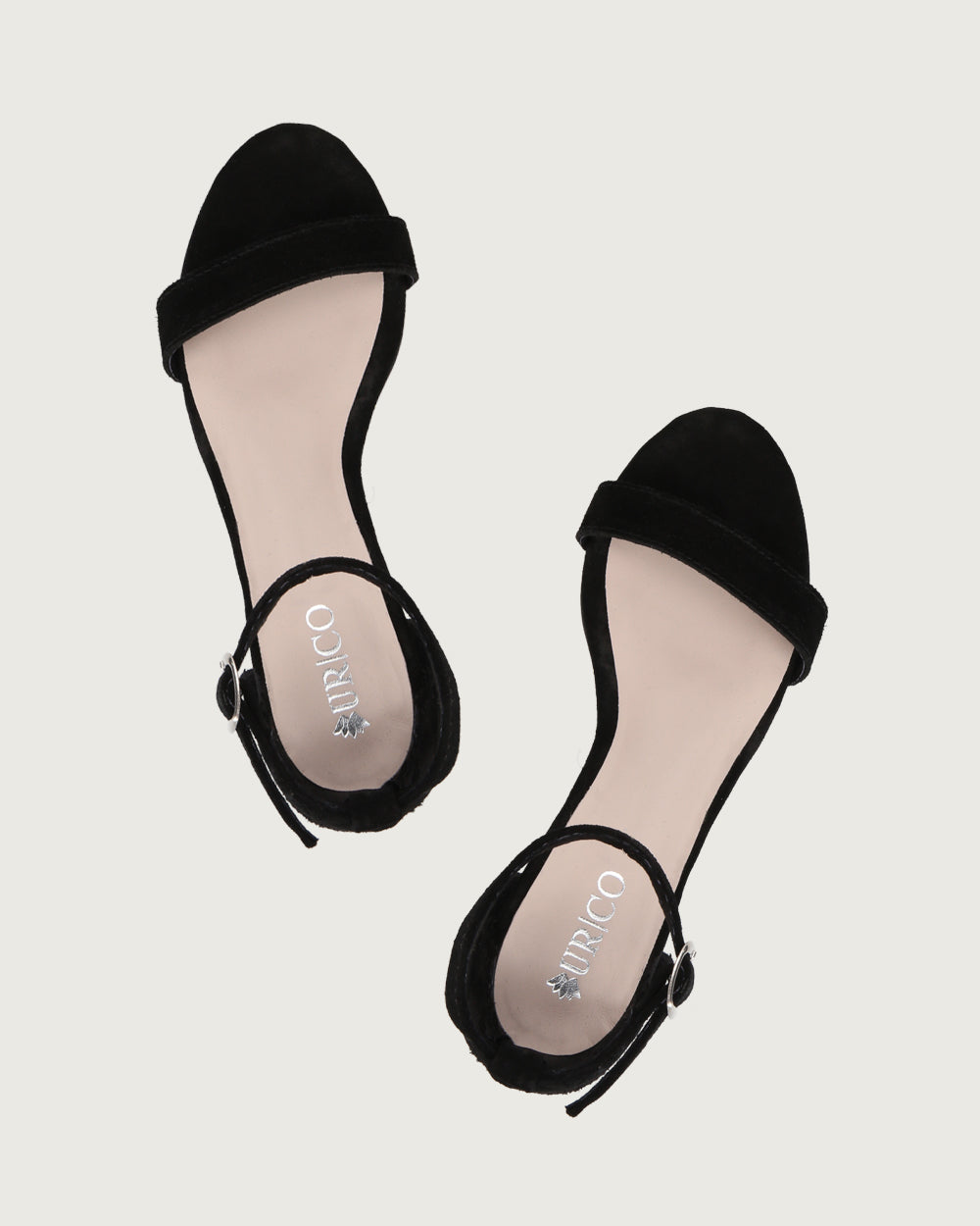 Zapato Pérgola de gamuza natural con pulsera al tobillo y taco de 4 cm, calzado artesanal hecho a mano en Chile.