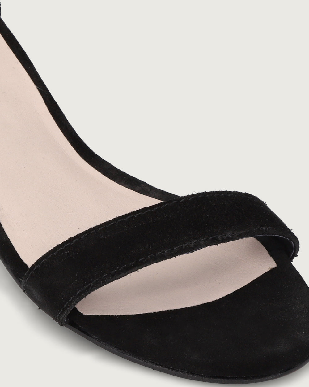 Zapato Pérgola de gamuza natural con pulsera al tobillo y taco de 4 cm, calzado artesanal hecho a mano en Chile.