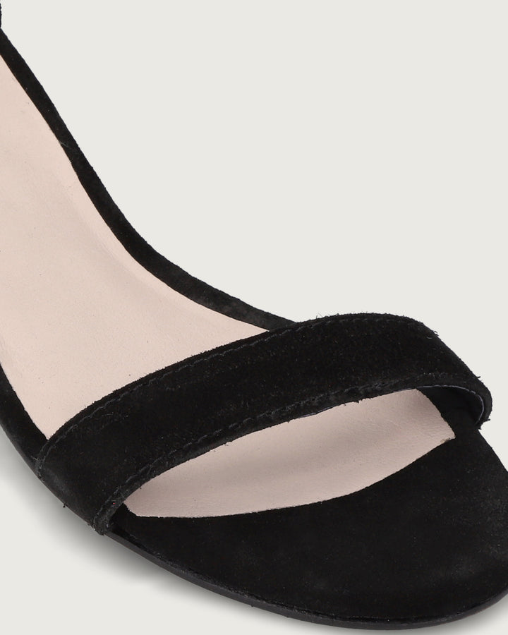 Zapato Pérgola de gamuza natural con pulsera al tobillo y taco de 4 cm, calzado artesanal hecho a mano en Chile.