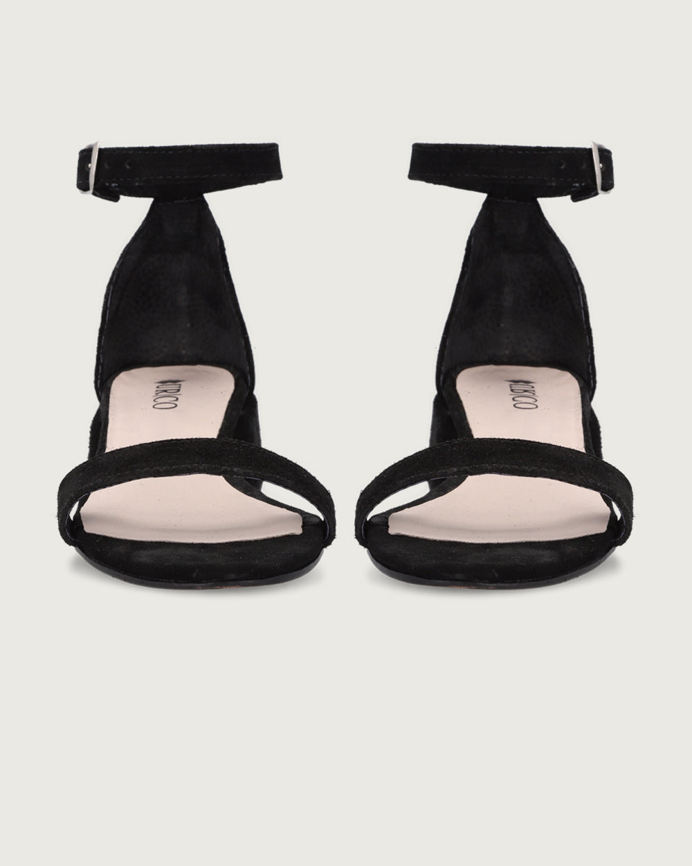 Zapato Pérgola de gamuza natural con pulsera al tobillo y taco de 4 cm, calzado artesanal hecho a mano en Chile.