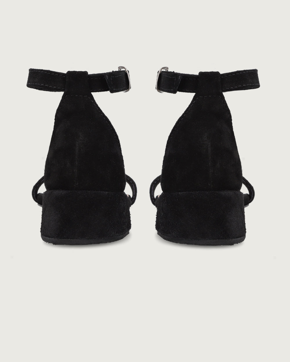 Zapato Pérgola de gamuza natural con pulsera al tobillo y taco de 4 cm, calzado artesanal hecho a mano en Chile.