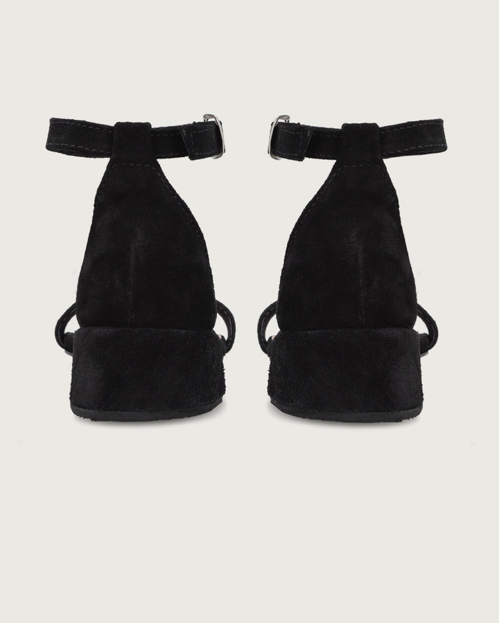 Zapato Pérgola de gamuza natural con pulsera al tobillo y taco de 4 cm, calzado artesanal hecho a mano en Chile.