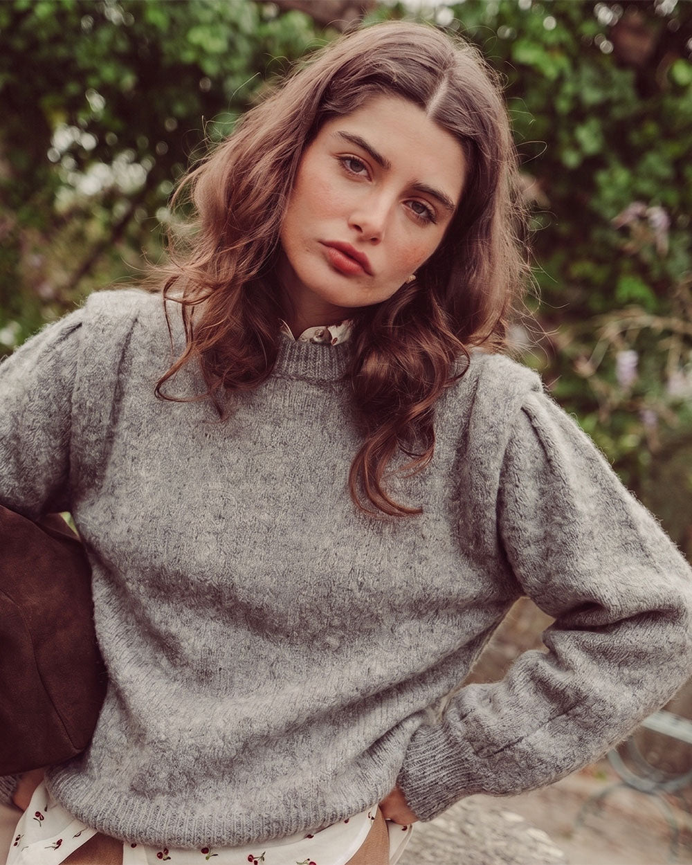 Suéter Eloi de cuello alto en tejido premium de alpaca y lana merino color gris, diseño de autor con pliegues en los hombros y puños definidos, moda sustentable urco.